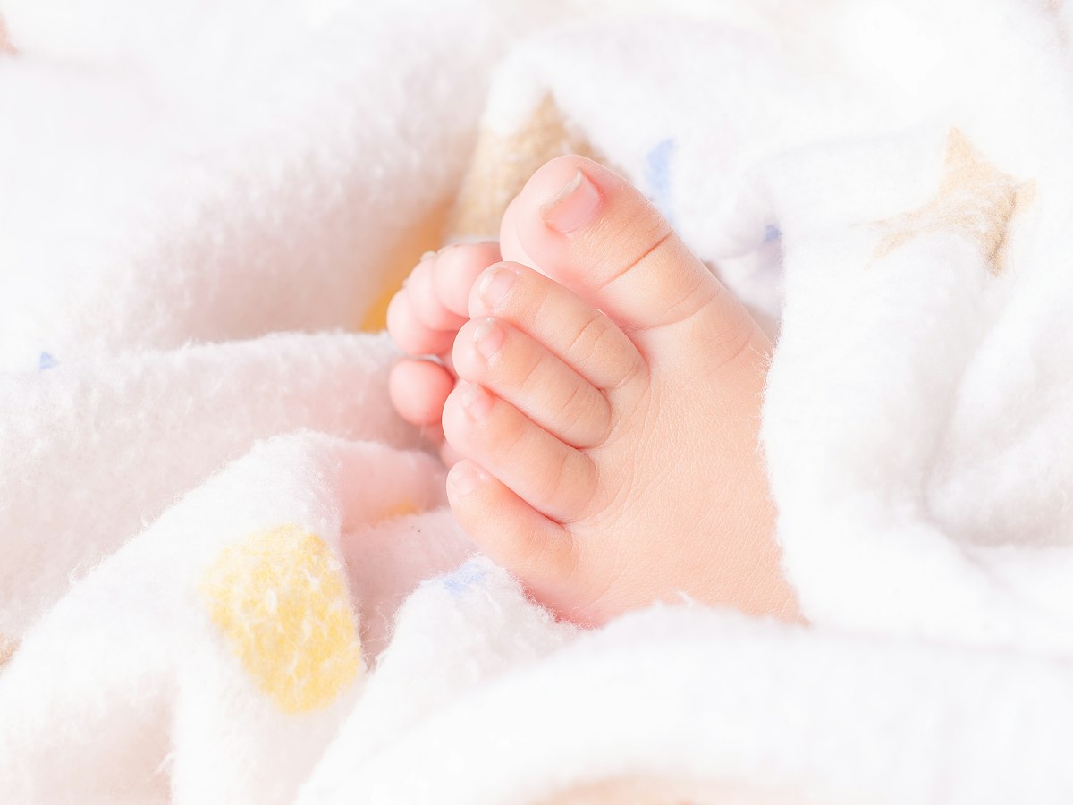 Små babyfødder i et blødt tæppe